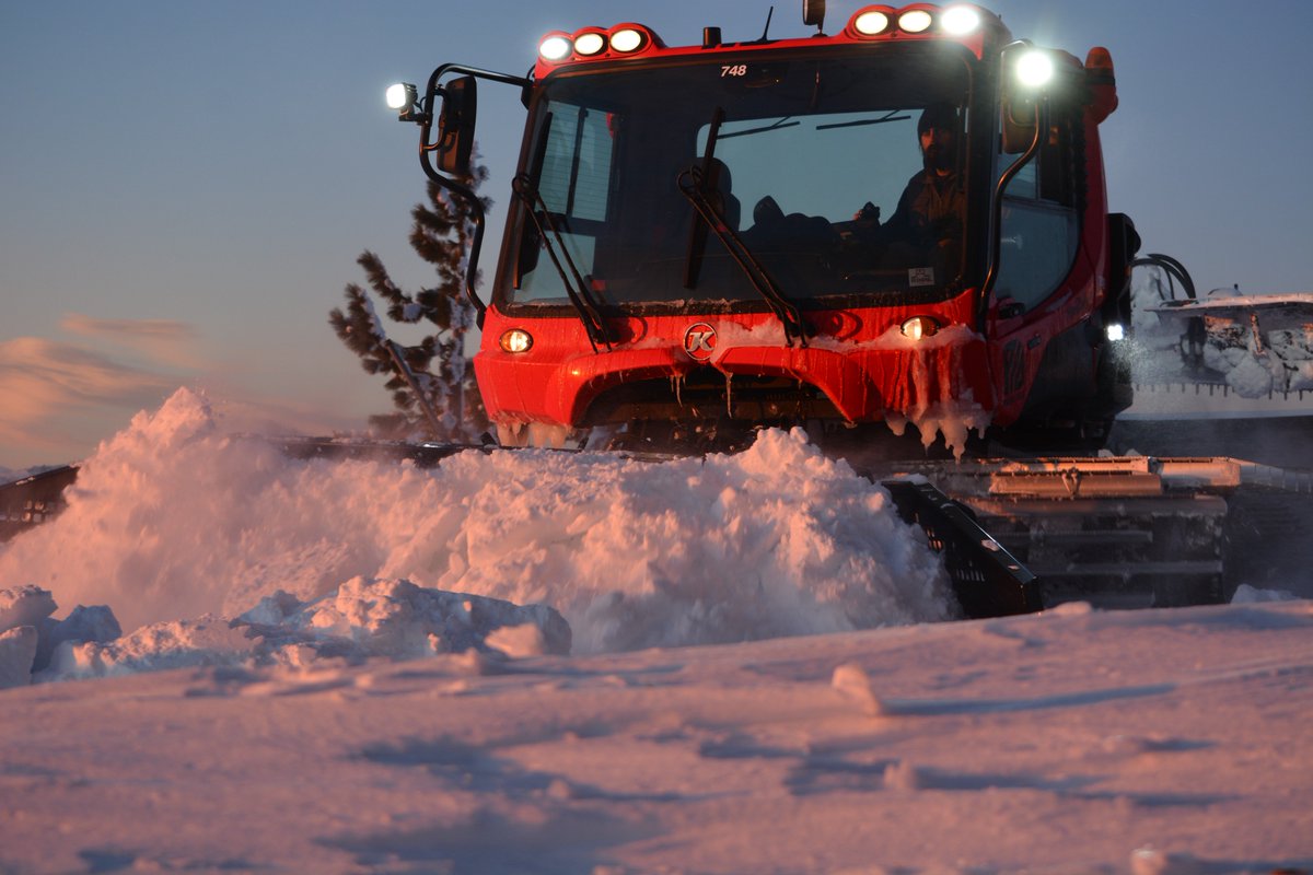 PistenBullyUSA's tweet photo. Happy Tuesday from @diamondpeak! #parkpro #pistenbully #laketahoe #diamondpeak https://t.co/RXrZxUvLmV