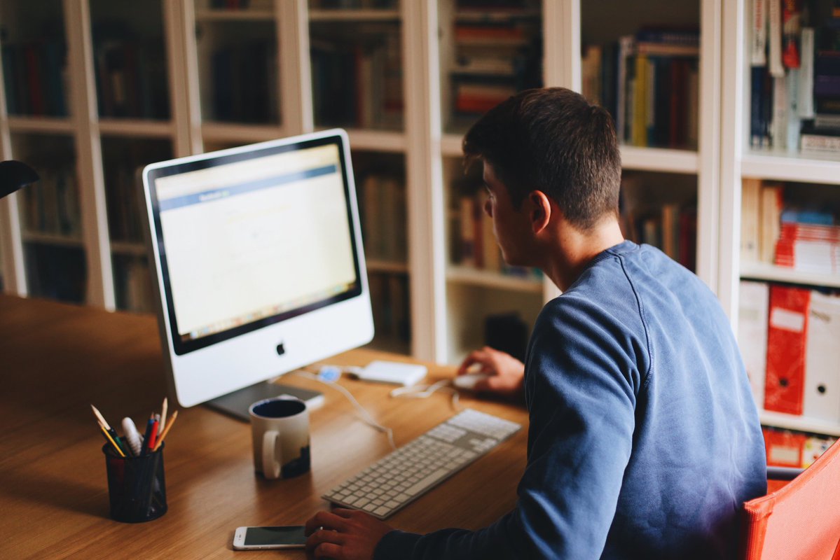 hootsuite's tweet image. Get the social marketing training you need with these free courses 📚 ow.ly/iTj230j5th7 #KnowYourSocial