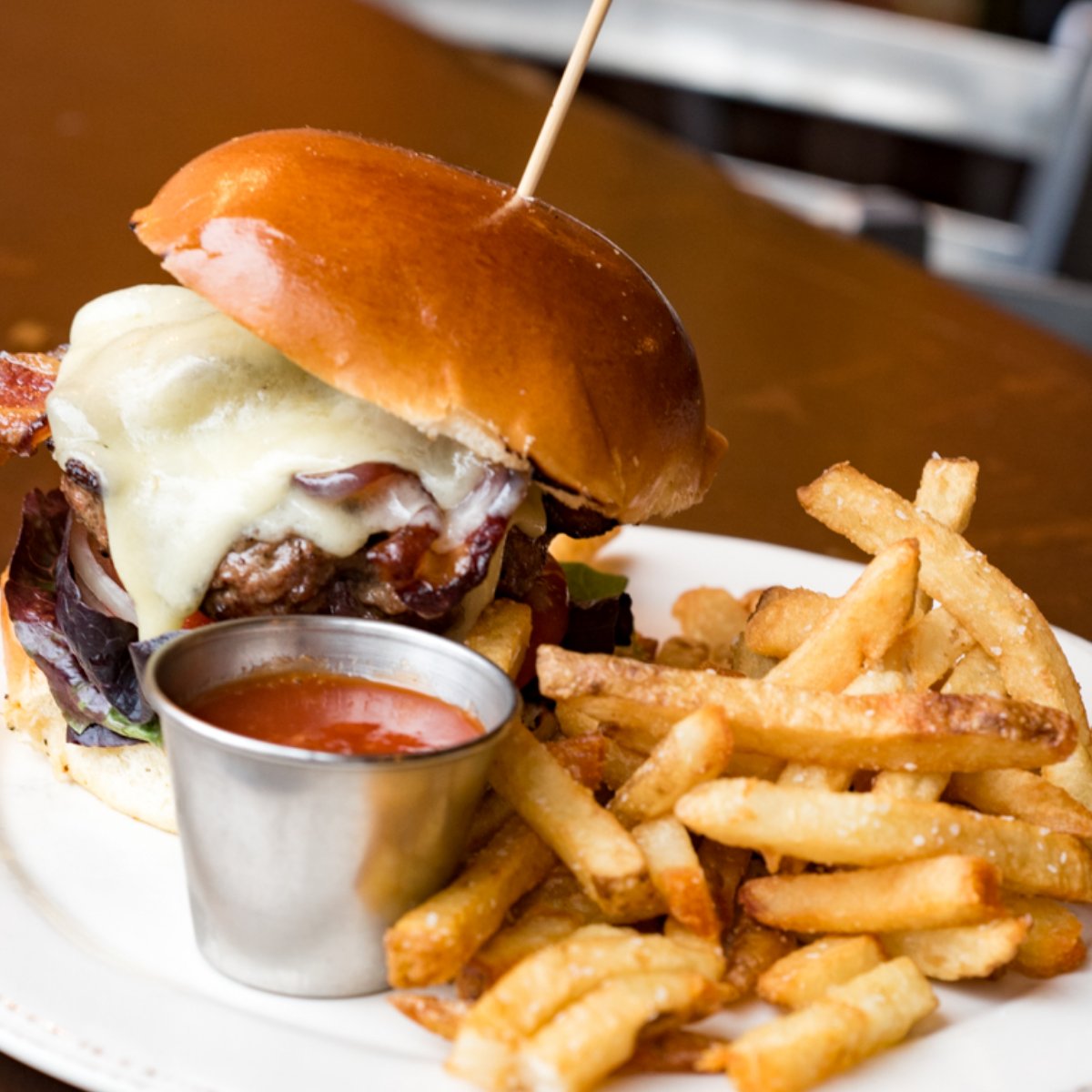 farmhousechi's tweet photo. A burger in the midwest isn't complete without some Wisconsin cheese. https://t.co/37JN7bTSlS