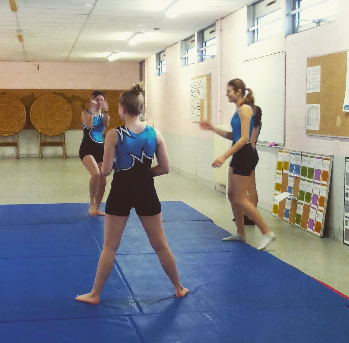 ASNewtonClichy's tweet photo. Demain l'équipe d'acrosport du Lycée #Newton participera au Championnat départemental de l' @Unss92 ! #gymacro #unss https://t.co/MQP8rMfxDl