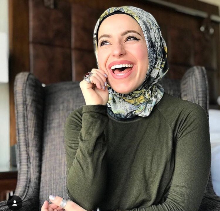 Mona Haydar ( @mona_haydar ), poète, rappeuse et activiste. Elle initie d’abord le mouvement « Ask a muslim » afin d’ouvrir le dialogue. Il y a exactement un an, pour le précédent  #MuslimWomensDay elle sort le titre « Wrap my hijab » pour lutter contre l’islamophobie et le sexisme