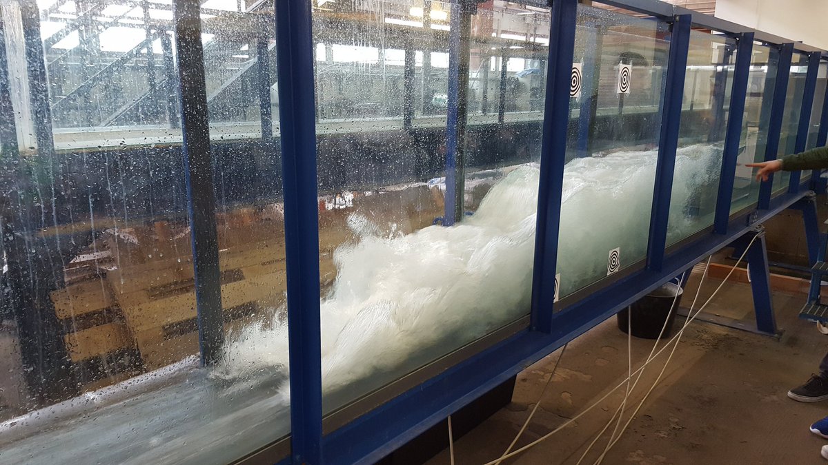 manuel_membri's tweet photo. Prácticas en el laboratorio de @hidravlc con alumnos de 2° curso de @CaminosUPV
#resalto #hydraulicjump #hidráulica #hydraulics https://t.co/NajMR2LFF3