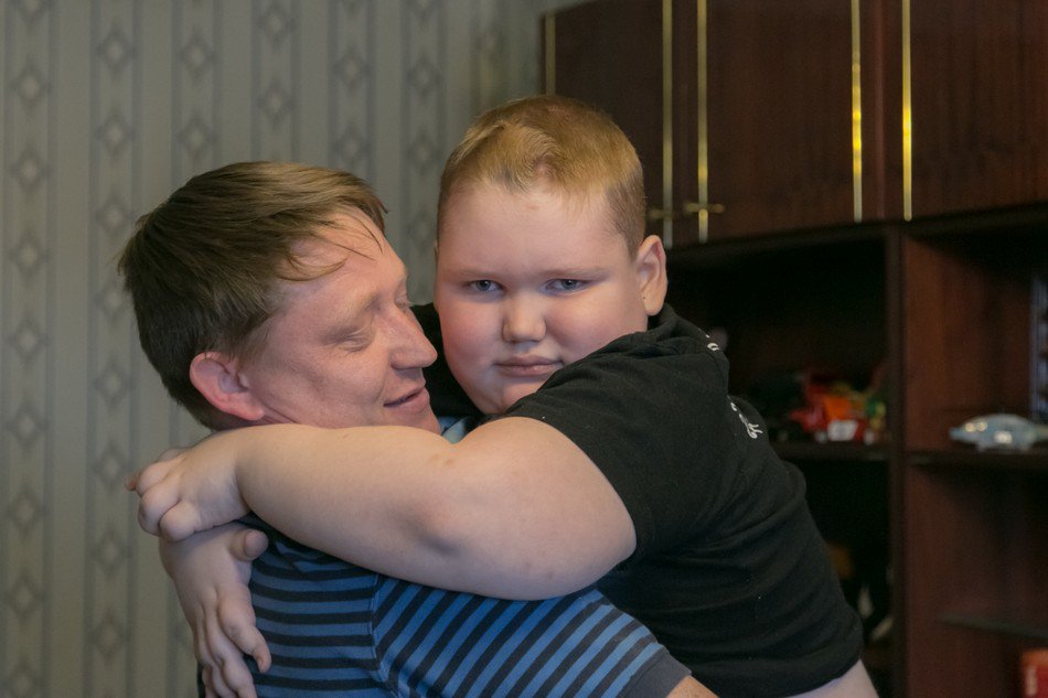 Премия папа года. Сайт пап. Крутая семья. Обласов с сыном. Мужчина с ребенком на руках.