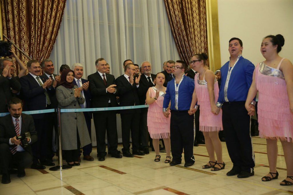 Onların sevgisi Dünyaya yeter...

TBMM Genel Kurulunda down sendromlu bireyler ve ailelerinin sorunlarının belirlenmesi maksadıyla araştırma komisyonunu kurulmasının kabul edilmesinin ardından, İstanbul Down Sendromu Derneği ekibi milletvekillerine bir gösteri sundu.