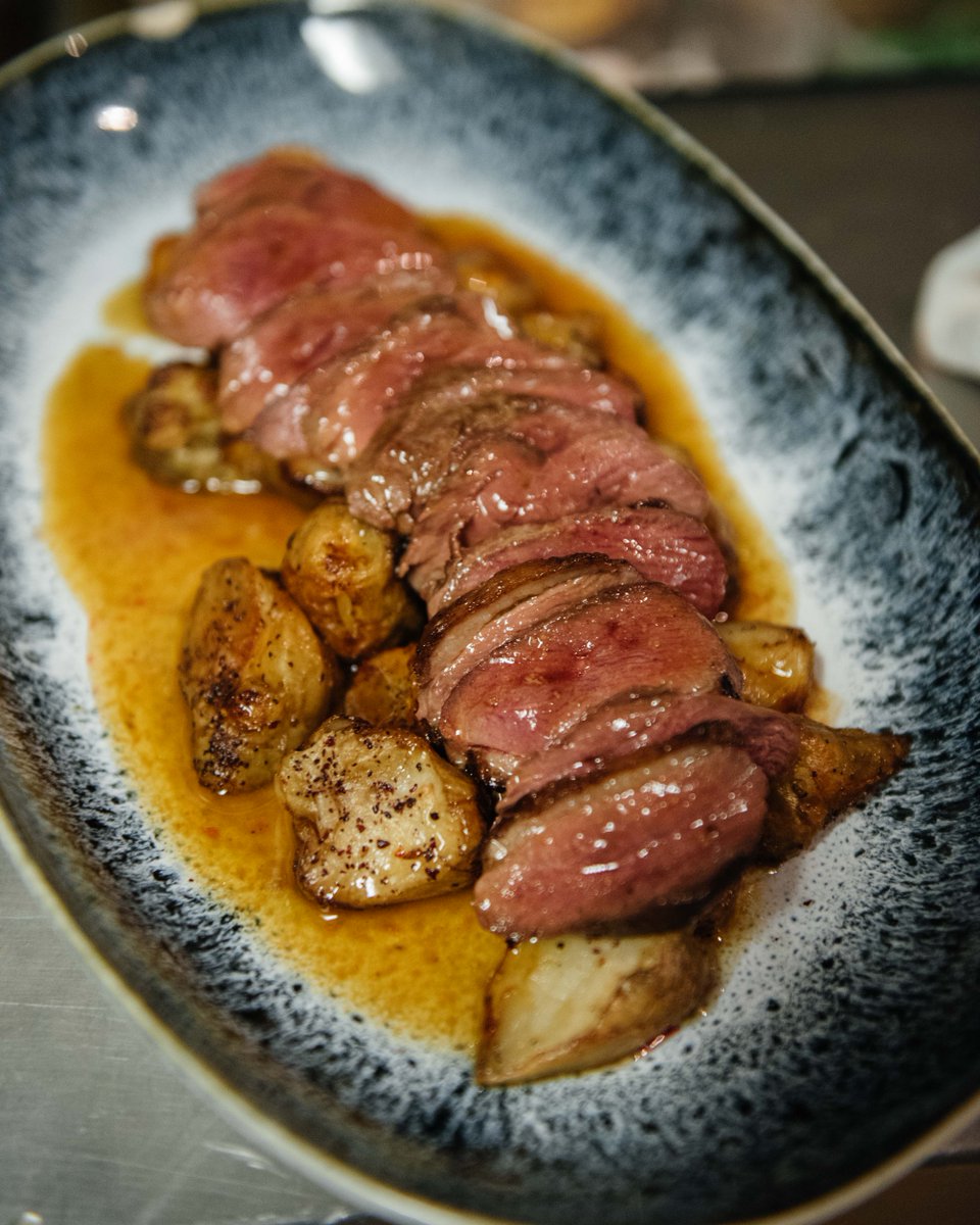 Au menu du mercredi au dimanche soir: magret de canard, topinambour confit, sauce de jus d'oignon et fond de canard. 
On the menu, Wednesday to Sunday night: duck magret, Jerusalem artichoke confit, onion and duck jus #Montreal