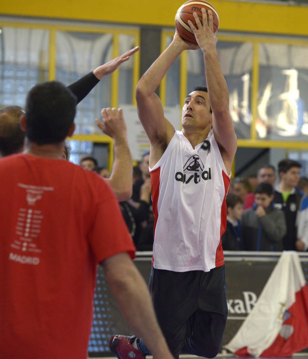 fcantabra's tweet photo. Porque el #PlanetaMini2018 no es solo cosa de niñ@s.
Os presentamos a las Selecciones Cántabras Masculina y Femenina que han disputado y disfrutado la #MaxiCopa.
Olé nuestr@s papás y mamás que se atreven con todo‼️
Vamos💪🏼 Cantabria 🇵🇱 https://t.co/xGGLFV5xSp