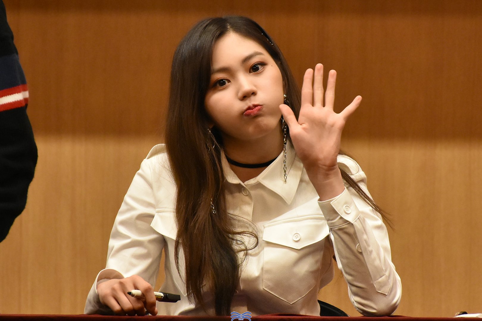 DZUP8dVU8AAgHio.jpg:orig