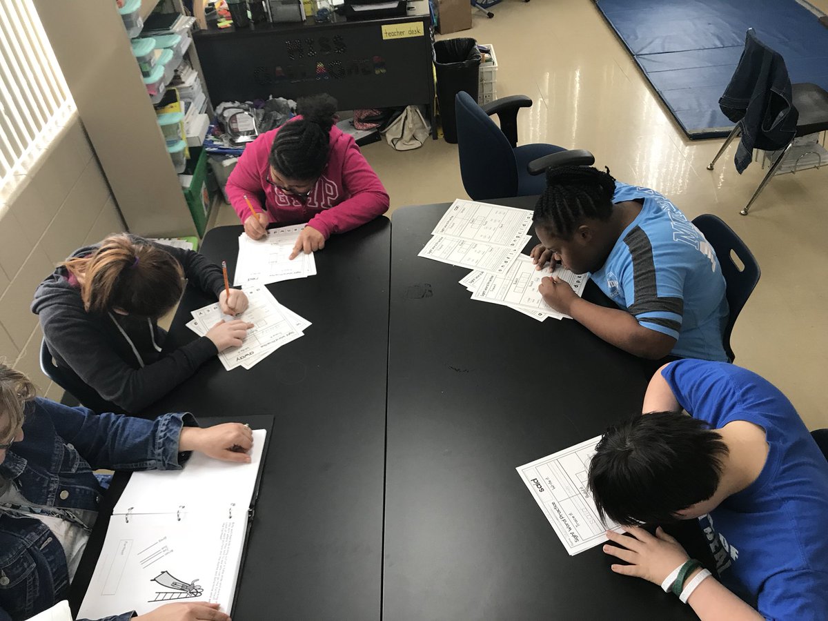 MsGallagher205's tweet photo. Trace it. Write it. Build it. Find it. Use it.  Awesome sight word practice!! @NMSSpartans #NMSSPECED #AllDirectionsPointNorth https://t.co/5AkjdlrqWH