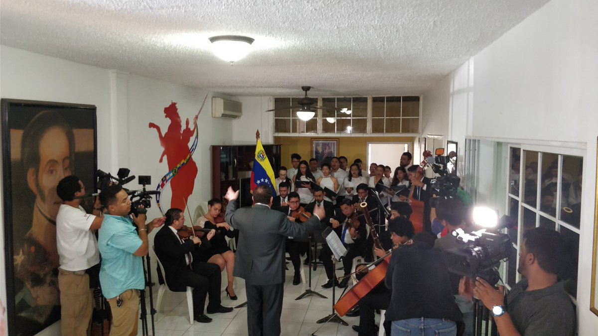 EmbaVenezNica's tweet photo. Compañero Salvador Vanegas, asesor Presidencial para temas educativos, en nombre del Gobierno de Nicaragua, firma el libro de condolencias abierto en honor al Maestro Abreu @CancilleriaVE @jaarreaza https://t.co/7B3XparPB8
