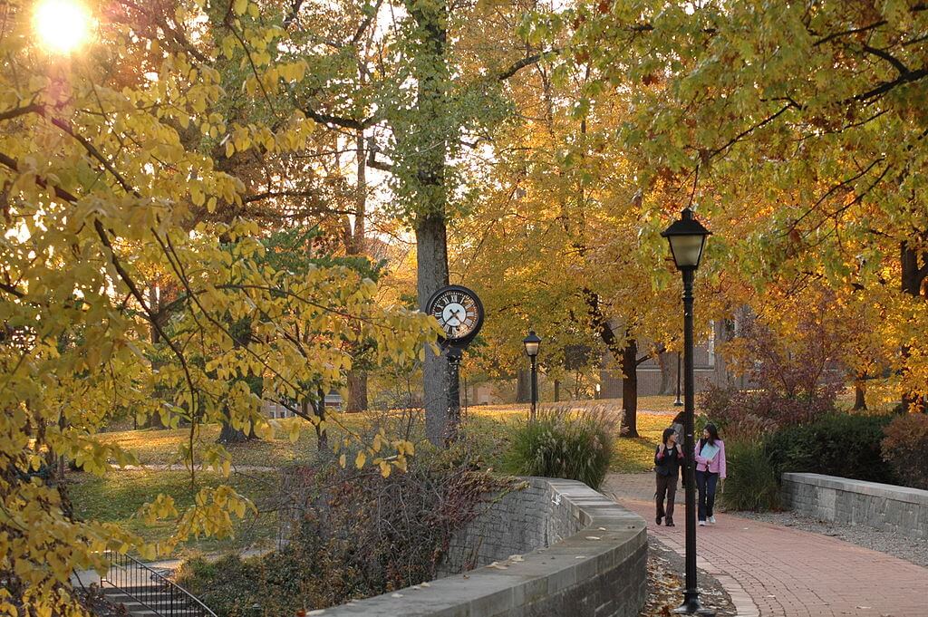 MyBigFuture's tweet image. Juniors: As you begin exploring colleges, think about whether you'd like to be in a big city, small town or somewhere in between. spr.ly/6012DngHQ