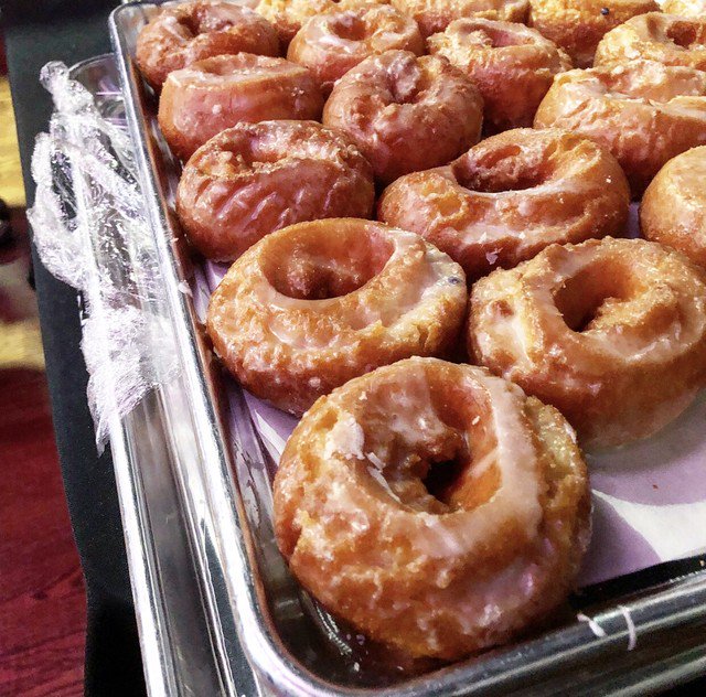 The real MVP from last weekend’s #UnitedWeBrunch invited was the ahhhh-mazing @holymolydonutshop313. I haven’t been out to their shop yet, but definitely will head that way now. I’m told you can customize their 🍩?! 😱What toppings would you pick? 👇🏼