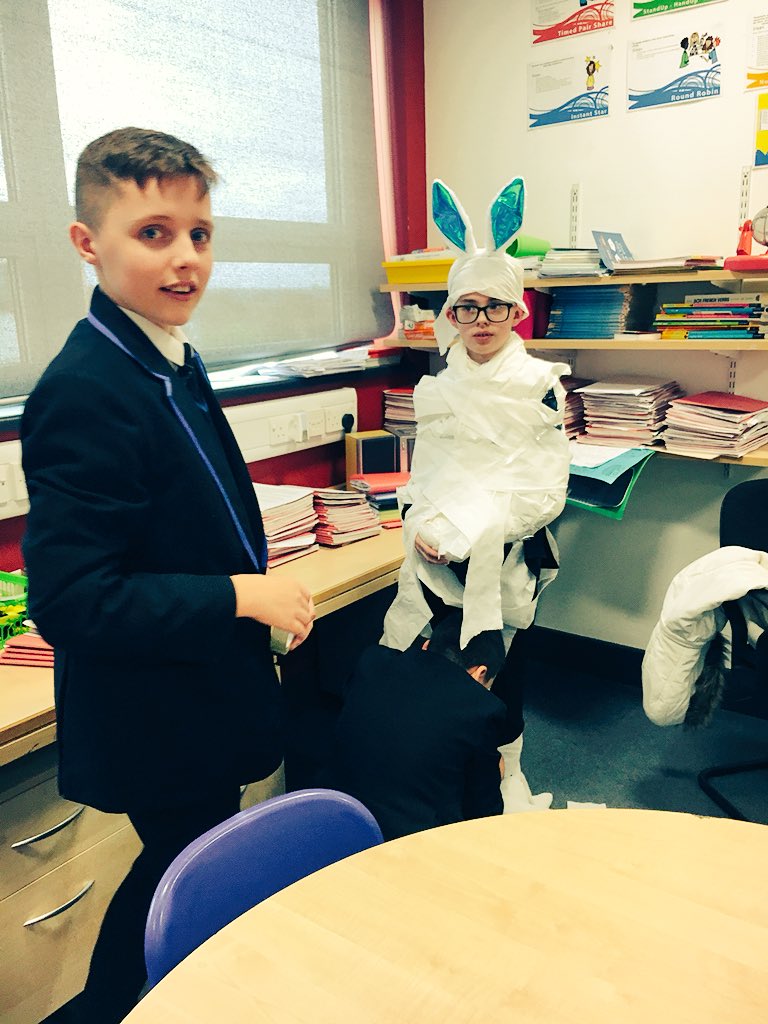 Walbottle_Mfl's tweet photo. Y7 Easter fashion collection🐰 @walbottlecampus #eastercrêpeparty https://t.co/10d34gpQml
