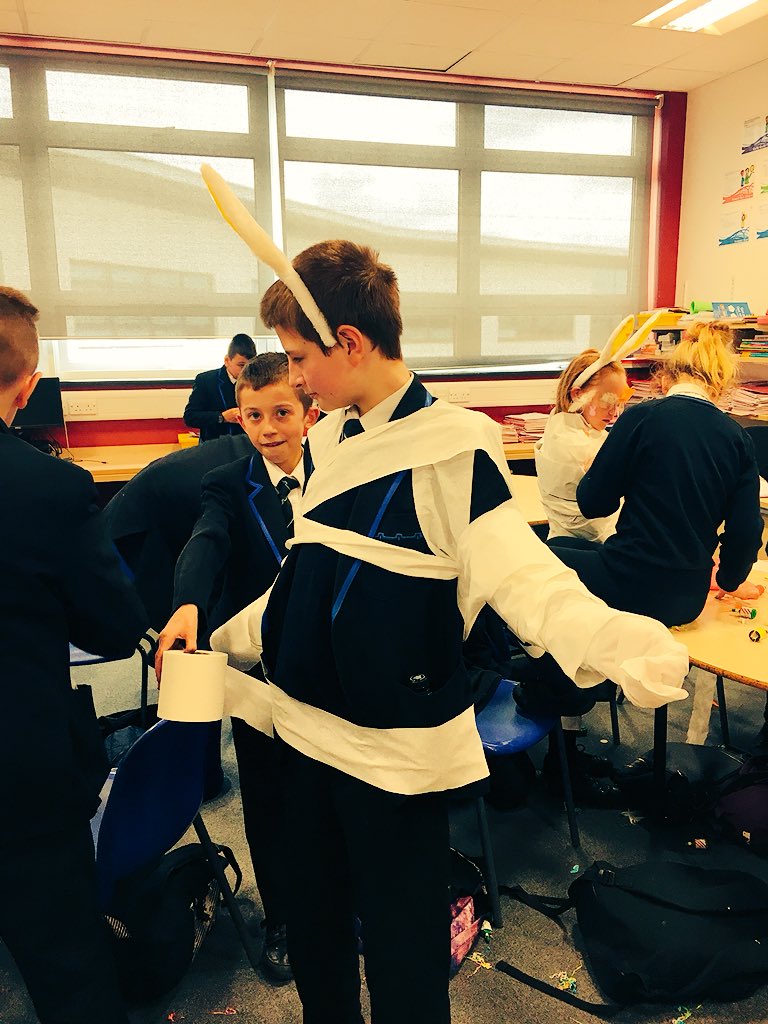 Walbottle_Mfl's tweet photo. Y7 Easter fashion collection🐰 @walbottlecampus #eastercrêpeparty https://t.co/10d34gpQml