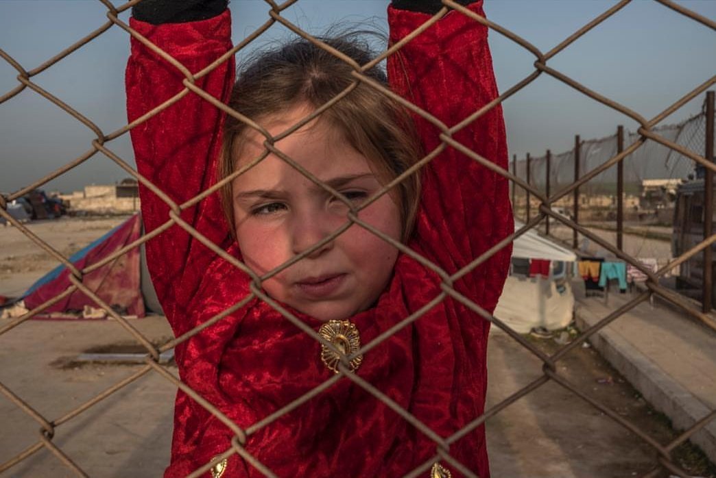TurkeyUntold's tweet photo. Thousands of people from #Afrin live in harsh conditions without shelter, medicine or food in Shehba region. (Photos: Gabriel Chaim) https://t.co/vzeeJGn2x6