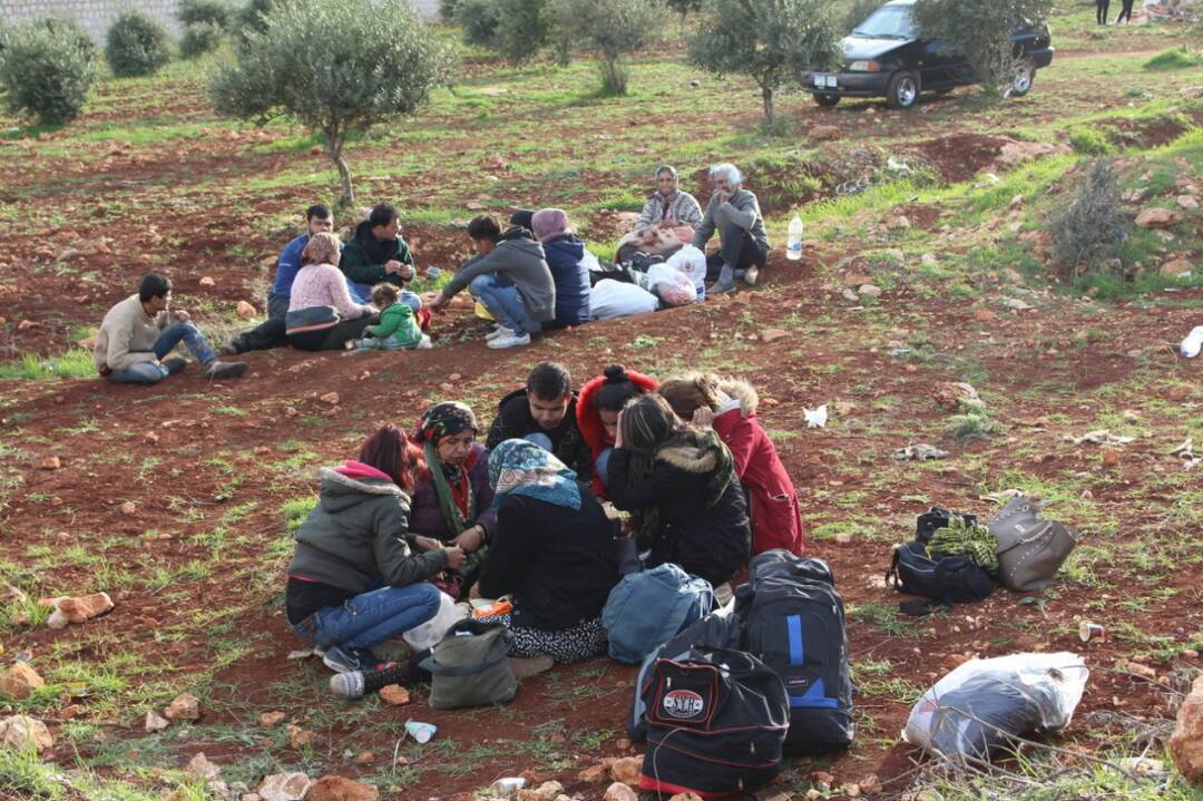 TurkeyUntold's tweet photo. Thousands of people from #Afrin live in harsh conditions without shelter, medicine or food in Shehba region. (Photos: Gabriel Chaim) https://t.co/vzeeJGn2x6