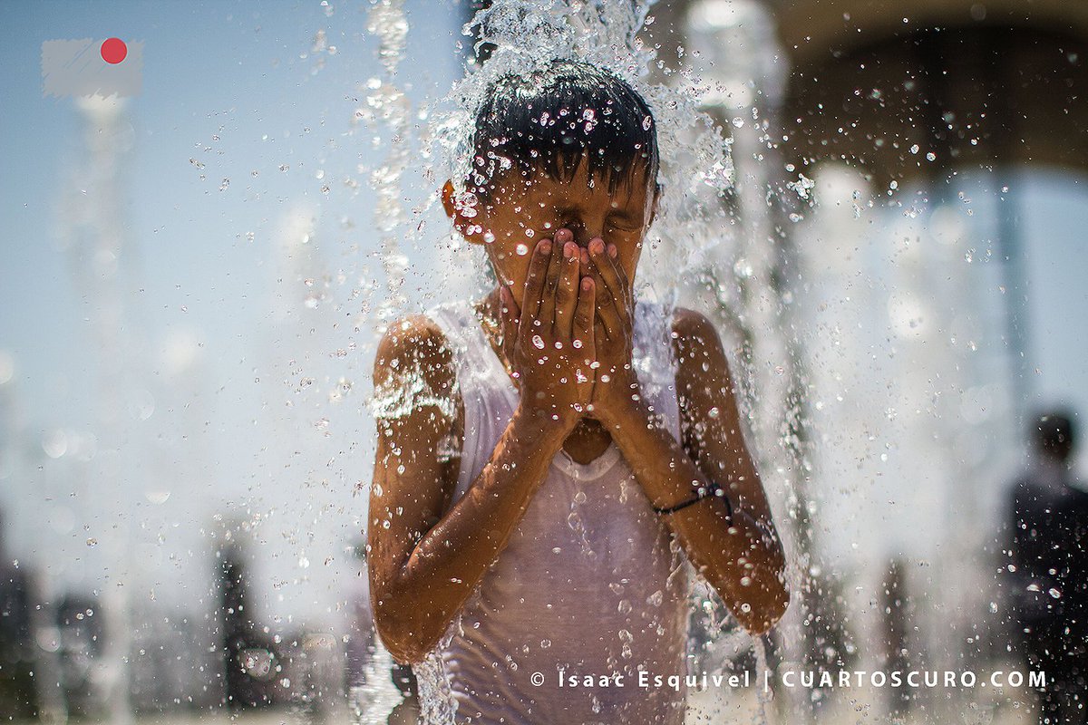 #LaDiaria #MéxicoEnImágenes | Capitalinos se refrescan en la fuente del Monumento a la Revolución, en el inicio de esta Semana Santa. En la capital se registran temperaturas de hasta 29 grados centígrados. 
Foto: Isaac Esquivel | CUARTOSCURO bit.ly/2ioR2zN