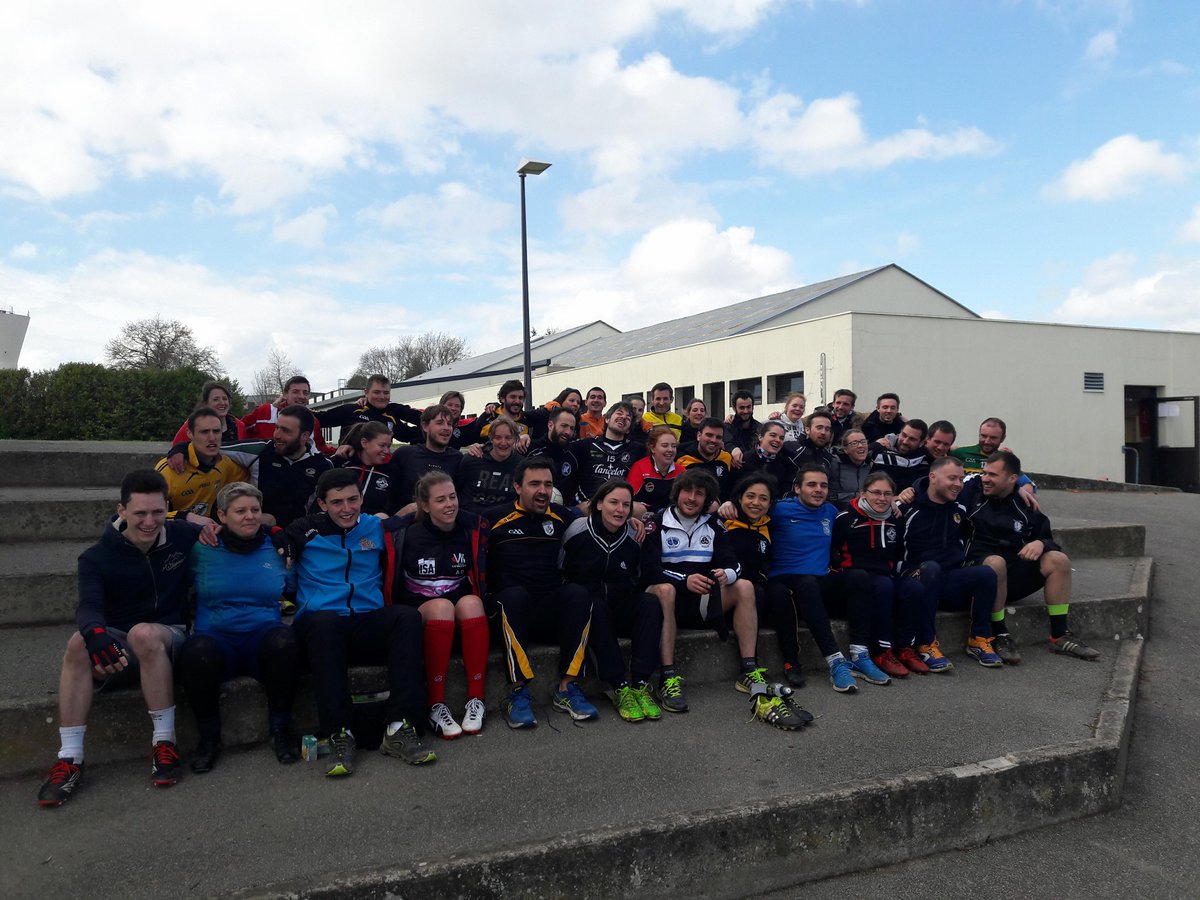Samedi dernier c'était stage à Lorient pour les gars et les filles. C'était si bien qu'on a oublié de vous en parler ! 🤣 Une vingtaine de joueurs et une quinzaine de joueuses étaient de la partie ! Ce fut une journée très enrichissante dans une super ambiance (voir la photo) !