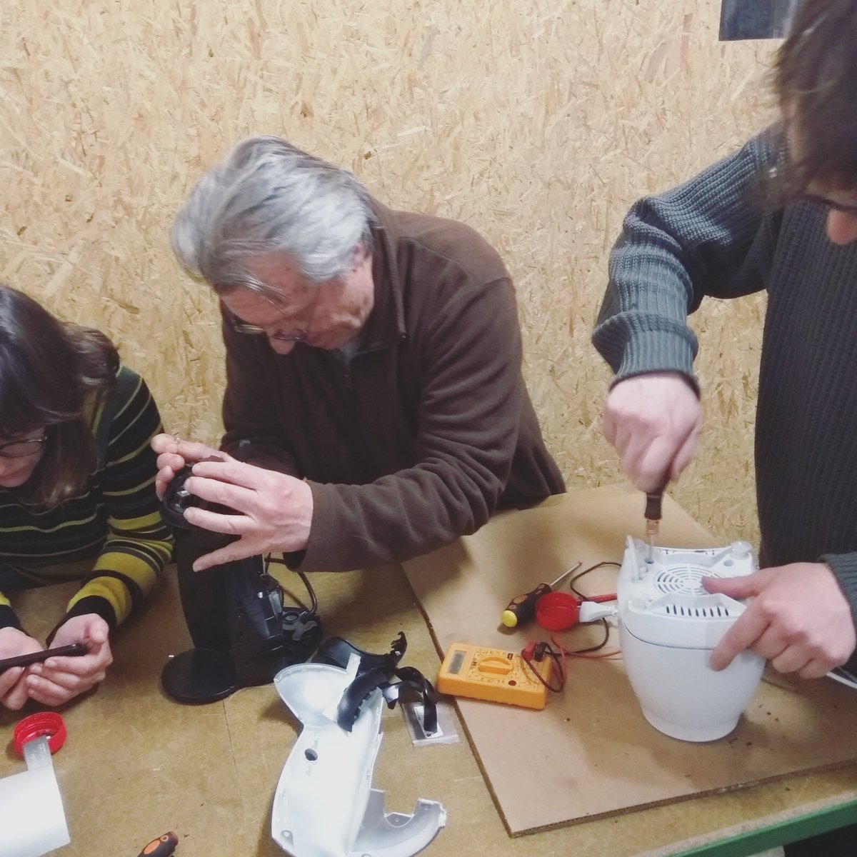 labdefab's tweet photo. En el #RepairPoint d'avui s'han reparat una cafetera, un altaveu bluetooth, una batidora i una televisió! ❤🛠
Tots els dimarts de 16h a 20h!!
Programa #FabricaBarri amb @LasNavesINN
#Obsolescencia #Repara #Reutiliza #Benimaclet https://t.co/U9T6Jh1rp5