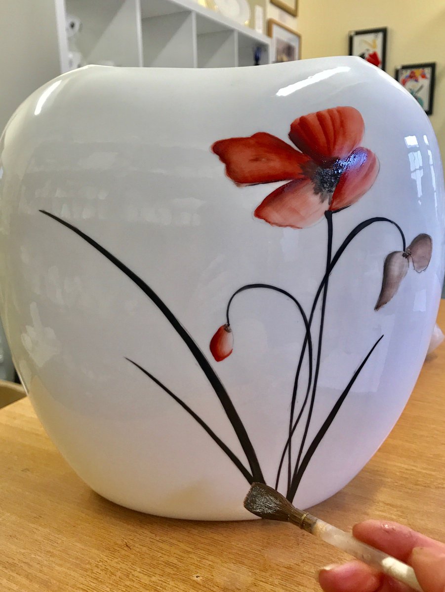 EmmaMayBailey's tweet photo. The start of a beautiful collection of hand painted vases in pastel colours, featuring pansies & poppies .
All vases will be one of a kind and uniquely designed for my spring collection at @Middleport_Pot .
@designledreview @BritishCrafting #poppydesign #pansydesign #prettyvases https://t.co/T8zUrSKjjE