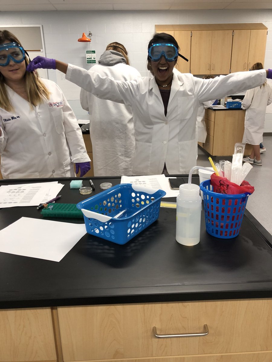 ocbms's tweet photo. @OldhamCoSchools pGlo @OldhamCoArvin Transforming plasmids is so much fun! #tpose #doscience #pltw #Biomedical https://t.co/korWtcJ7r4