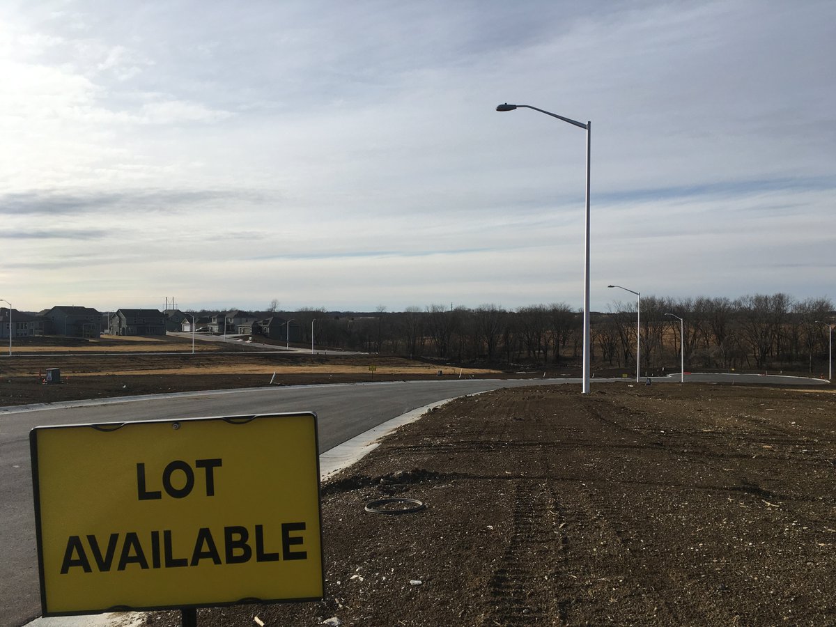 When suburbs meet farmland, a two-part report from Harvest's @AgAmyInAmes and @ehunzinger: harvestpublicmedia.org/post/what-happ…