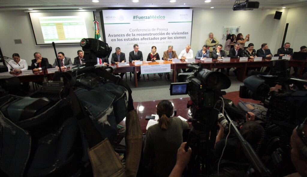 Rosario_Robles_'s tweet photo. En #ConferenciadePrensa para dar a conocer los avances en el proceso de reconstrucción en los estados afectados por los sismos de septiembre, informé que hasta hoy más de 41 mil 500 casas ya están en proceso de reconstrucción y 2 mil están concluidas https://t.co/ncnQicysP8