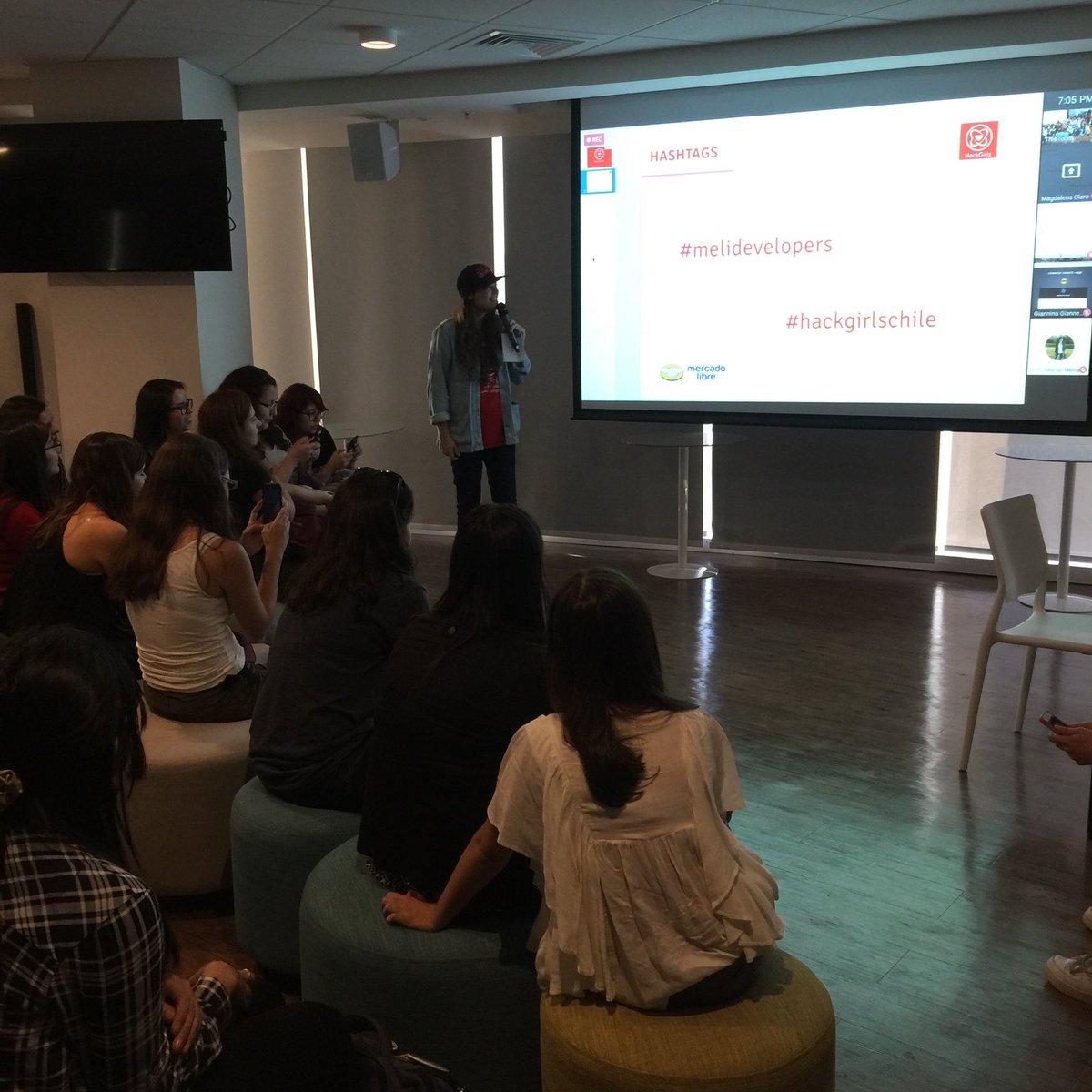 #hackgirlschile #melidevelopers Comienza la meetup. Con Valeria Orlando hablando sobre desarrollo de productos de impacto!