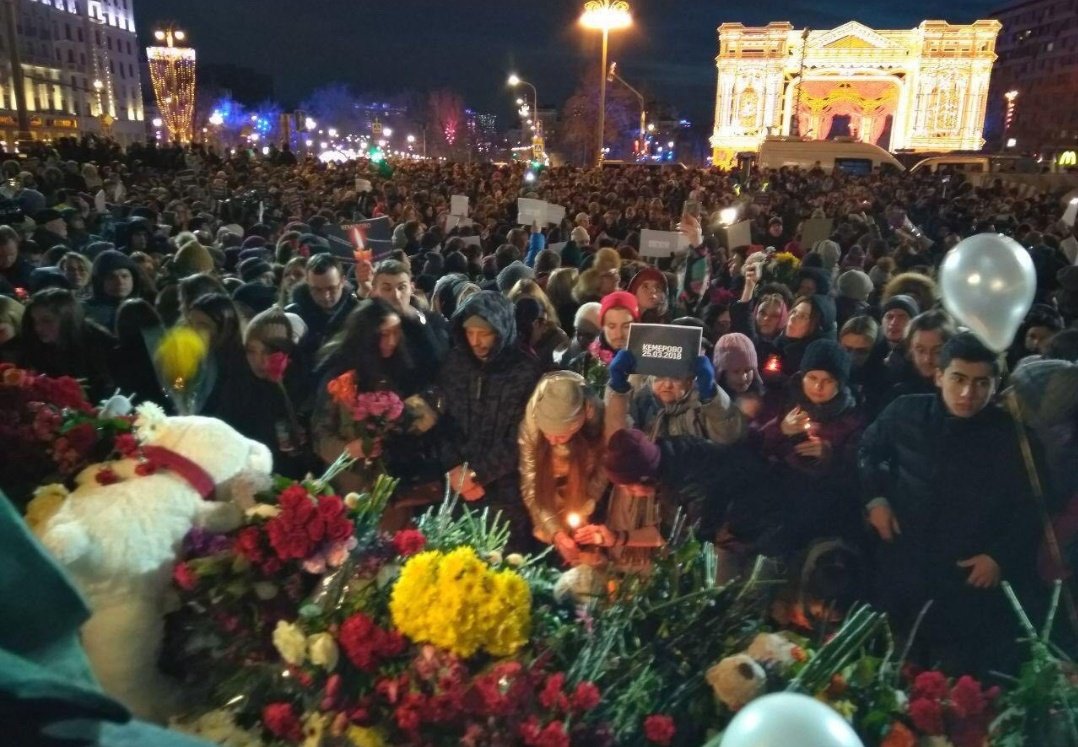 День траура в москве сегодня. Пушкинская площадь в Москве сейчас. Зимняя вишня траур. Зимняя вишня пожар репортаж. День траура зимняя вишня.