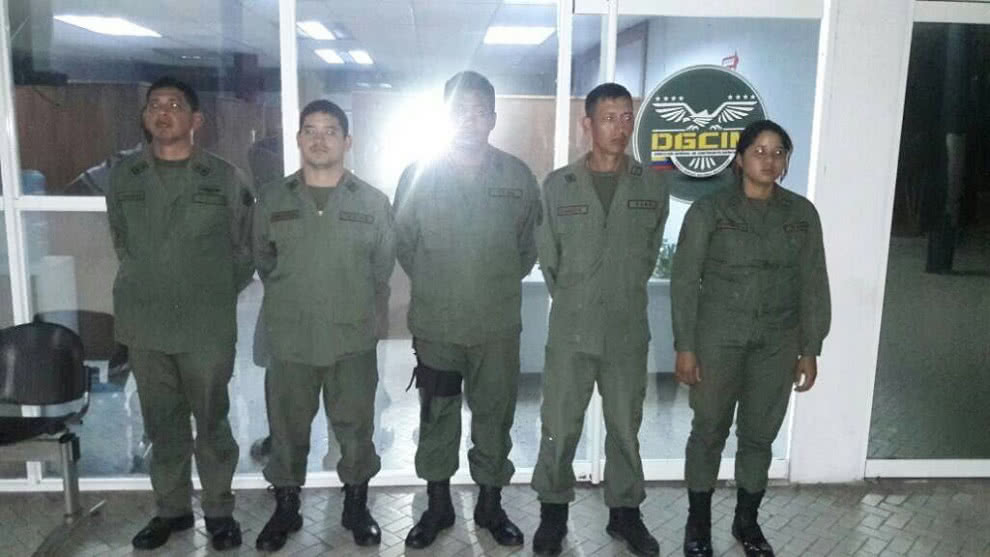 lcerasa's tweet photo. El Circo; Funcionarios de Contrainteligencia Militar (DGCIM), detuvieron a cinco efectivos de la GLORIOSA Guardia Nacional BOLIVARIANA que extorsionaban a una familia en Puerto Cabello, estado Carabobo. https://t.co/kMINDlAaVV