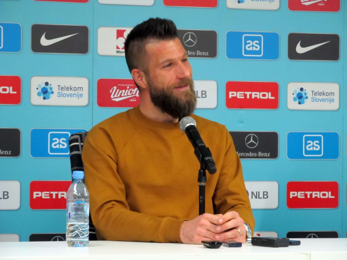 Matej_Rijavec's tweet photo. Boštjan Cesar je ob polčasu še zadnjič odgovarjal na vprašanja novinarjev. Dejal je, da je njegove reprezentančne kariere nepreklicno konec. Glede kluba je povedal, da želi pri Chievu skleniti kariero. Pogodba mu poteče junija, pogovarja se o podaljšanju. #SLOBLR #srcebije https://t.co/RgSLp8eCwJ