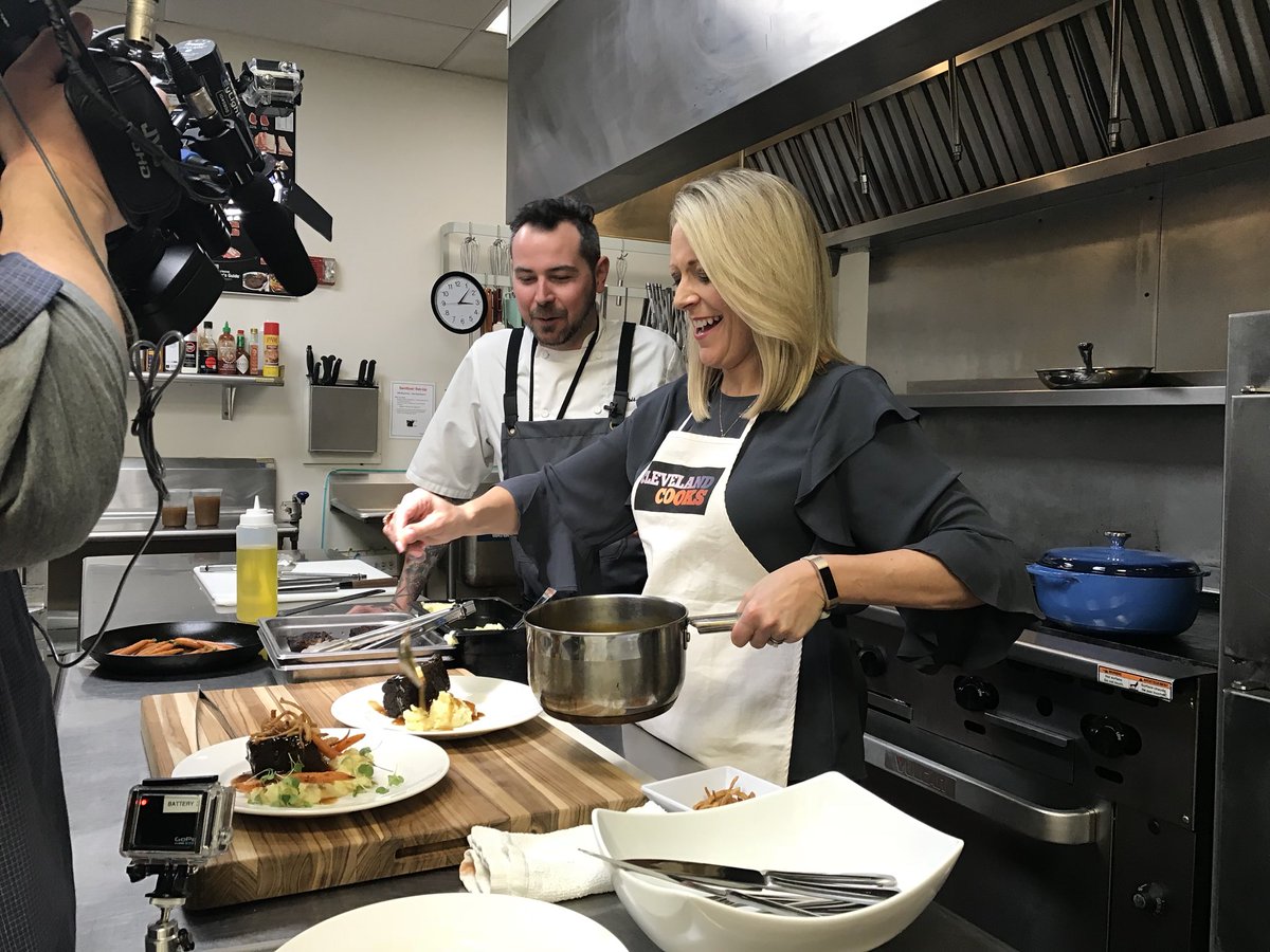 GLScienceCtr's tweet photo. Chef Hawk gave @jenpicciano a few insider tips to making the #braised #shortribs from our delicious #catering menu! Look for the full #segment during #Unwired on @cleveland19news this #Friday at 4:30 p.m.! @LevyRestaurants #Yum #clevelandfood #foodies #eventsmenu #StayCuriousCLE https://t.co/F862VN3tYn