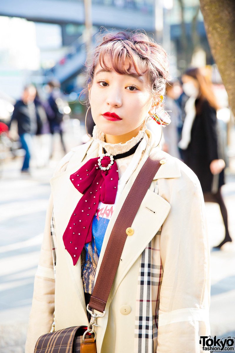 Japanese: 19-year-old Japanese students & Raika on the street in