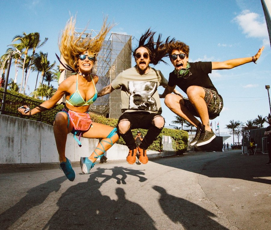 steveaoki's tweet photo. #aokijump #881. The Aoki x @lelepons x @eljuanpazurita Jump. @ultra. Miami March 24, 2018 https://t.co/m8ov49Lop8