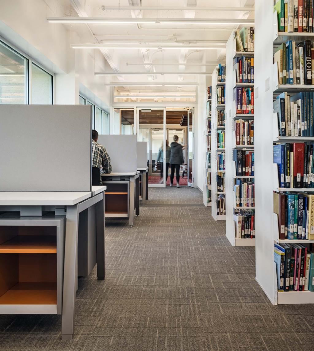 VodeLight's tweet image. Looking for inspiration to light a library space? Check out Vode&apos;s DoubleBox Rail at Harold C. Smith Learning Commons, Springfield, MA. #arupboston #trentbellphotography #iconarchitecture #librarylighting