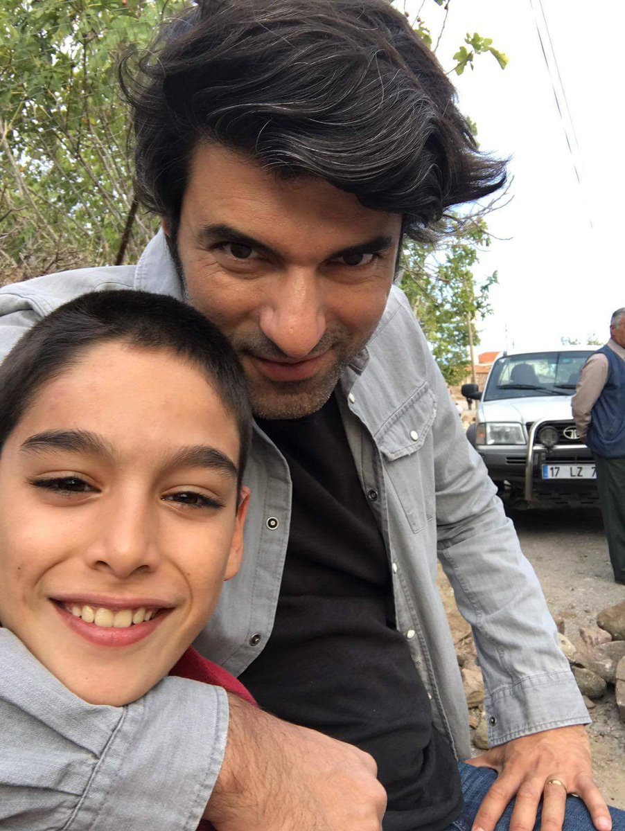 MexicoEngin's tweet photo. Durante la grabación #EnginAkyürek #ÇocuklarSanaEmanet #Guapoo 😍 https://t.co/vPfB1aWcDK