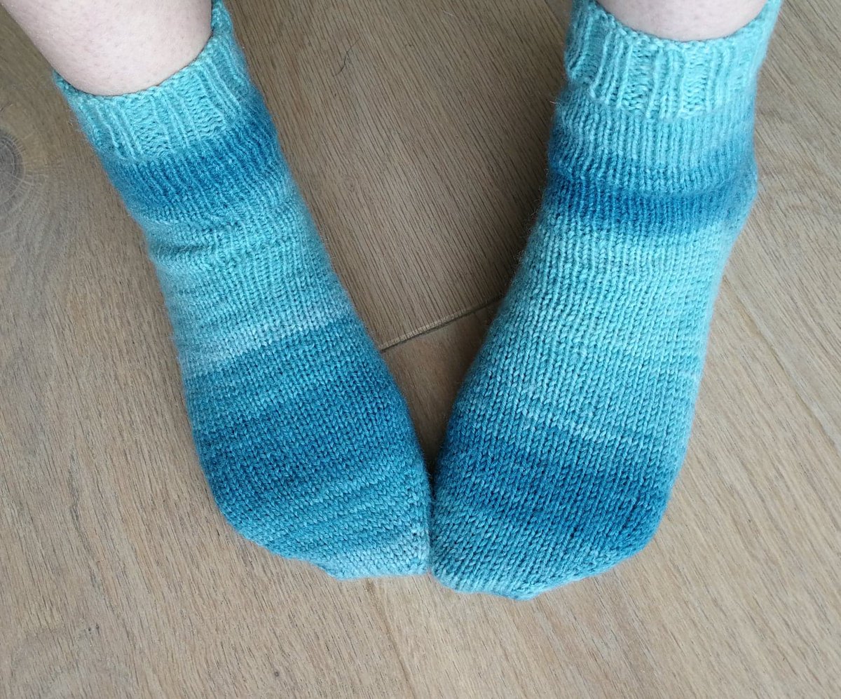 Ma première paire de chaussettes est arrivée sur le blog ! 
moderknit.com/2018/03/27/ma-…

#tricot #knit #knitting #socksknitting #socks #DIY