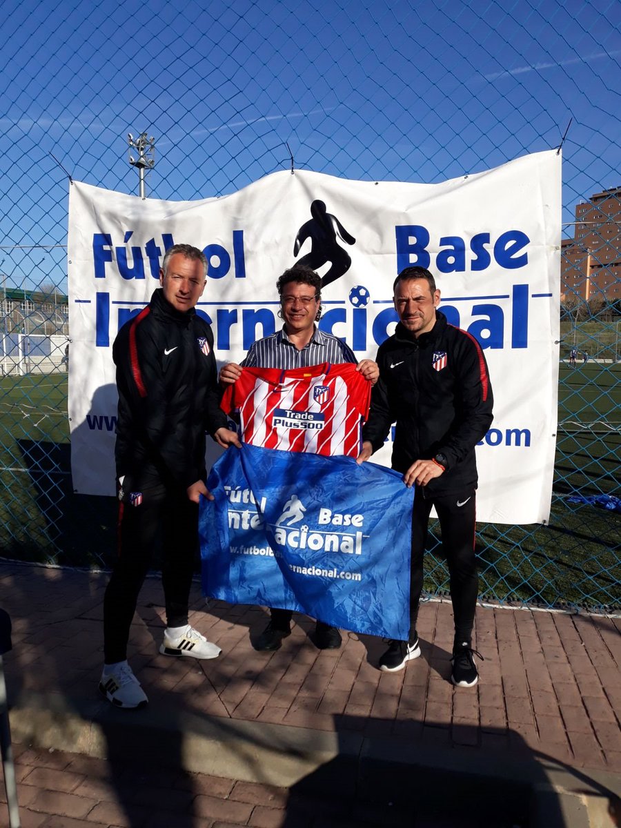 futbolbaseinter's tweet photo. El ATLETICO DE MADRID, que participó en el torneo de @MadridintCup , hace entrega de la camiseta, un regalo a FUTBOL BASE INTERNACIONAL. Muchas gracias! , https://t.co/OfRUU9Bgoy