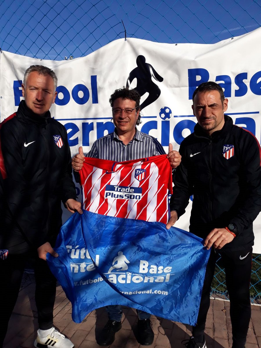futbolbaseinter's tweet photo. El ATLETICO DE MADRID, que participó en el torneo de @MadridintCup , hace entrega de la camiseta, un regalo a FUTBOL BASE INTERNACIONAL. Muchas gracias! , https://t.co/OfRUU9Bgoy