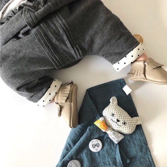 ✨ PAUL &amp; MARCEL ✨
Merci <a href="/eveetrose/">Eve & Rose</a> pour cette jolie photo 🤗💛
# bebepaul #chaussonsmpb #couleurmastic #doudoulange #marcel #mapremierebox