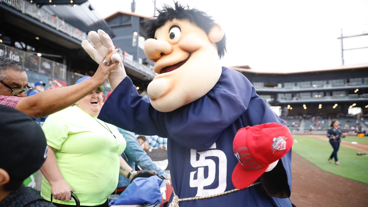 Padres's tweet photo. Smiles around the cage, Friar fan love and more in the top shots from our exhibition game with @epchihuahuas! #SDvsEP2018
📸 | https://t.co/gT3r7ziAwd https://t.co/n4d31QsRHr