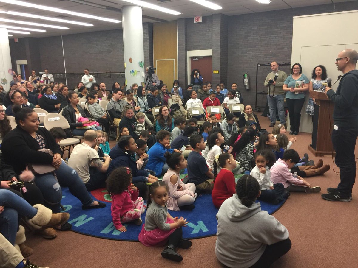 lawfreelibrary's tweet image. Yesterday’s event was amazing!! Thank you @junotdiaz for coming to Lawrence and creating a book for our children! You are truly an inspiration! 💕