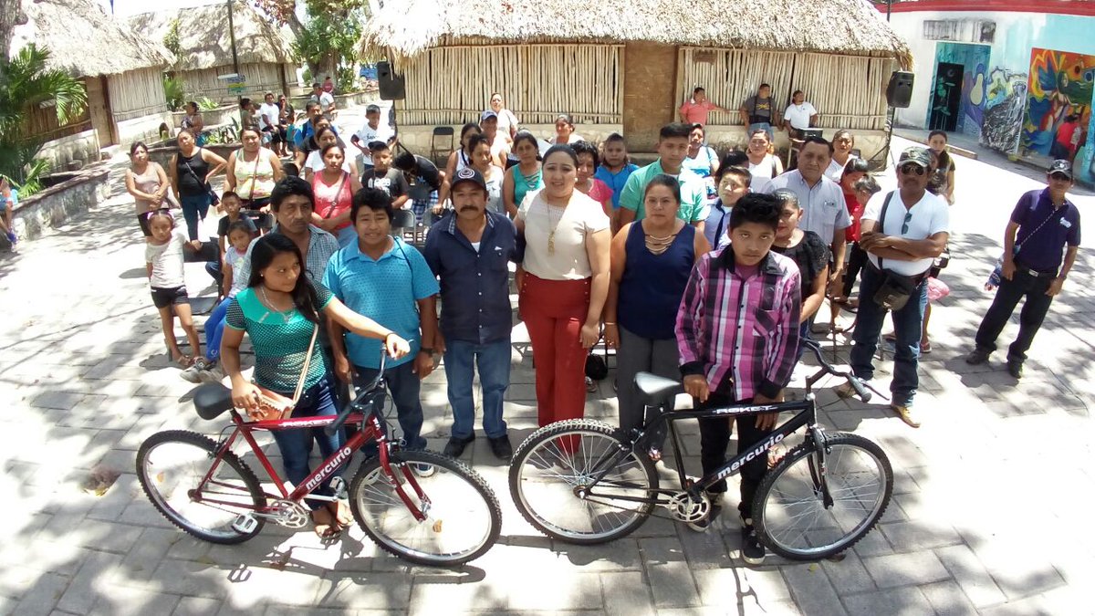 AytoFcp's tweet photo. Entrega @PamePerera becas de transporte en bicicletas para estudiantes de escasos recursos procedentes de la zona rural.
 https://t.co/AeSZVsgZG6

#GobiernoDeVisiónYCompromiso #FelipeCarrilloPuerto #FCP https://t.co/HOJaFPUZH5