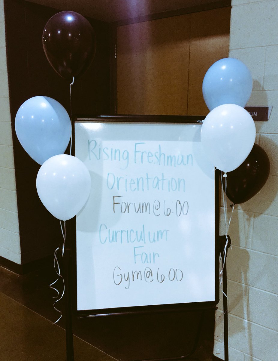 PrincipalWyn's tweet photo. EVeryone is excited to welcome you, the Class of 2022! #curriculumfair @EVcounselors @CCPSEVHS ๐ช https://t.co/OIf5eBuTAu