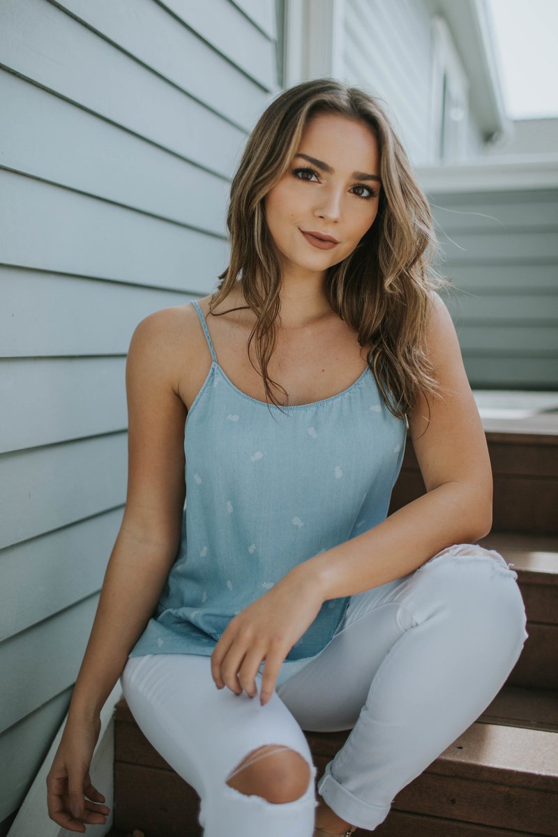_DaintyHooligan's tweet photo. quote tweet when you find the pineapples🍍 https://t.co/B73uStKjbp #daintyhooligan #fashion #style #love #blogger #california #pineapple #spring #springbreak #summer #sun #brunette #blue #top #fashiontop #cuteclothes #whitepants #white #blueshirt #shit #pineappletop https://t.co/gRpNXqwKCS