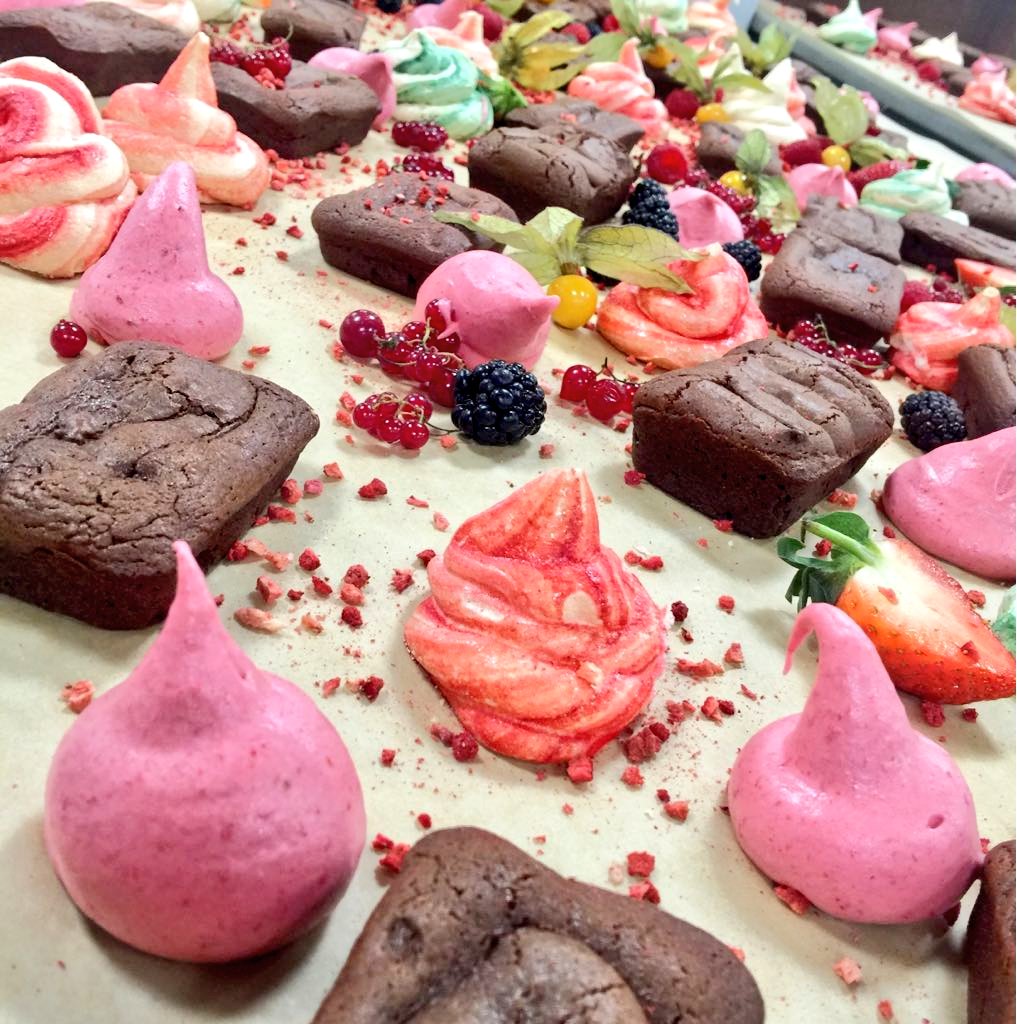 DjDazinthekitch's tweet image. Molecular gastronomy french theme night, great food and great team work from the Adams team and supporting team members from our local contracts @HabsAdamsGS @CateringAcademy @ServestFoodCo #spherification #dryiceice-cream #reversespherification #cloudefoam 🍽️🍴🍽️🍴