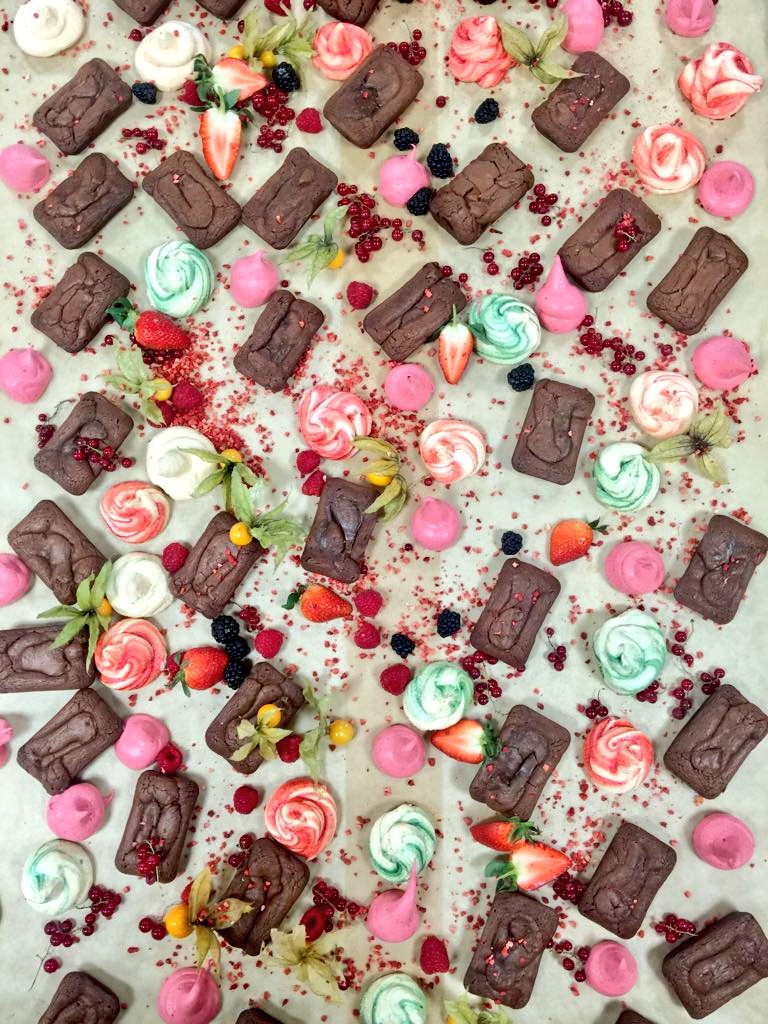 DjDazinthekitch's tweet image. Molecular gastronomy french theme night, great food and great team work from the Adams team and supporting team members from our local contracts @HabsAdamsGS @CateringAcademy @ServestFoodCo #spherification #dryiceice-cream #reversespherification #cloudefoam 🍽️🍴🍽️🍴