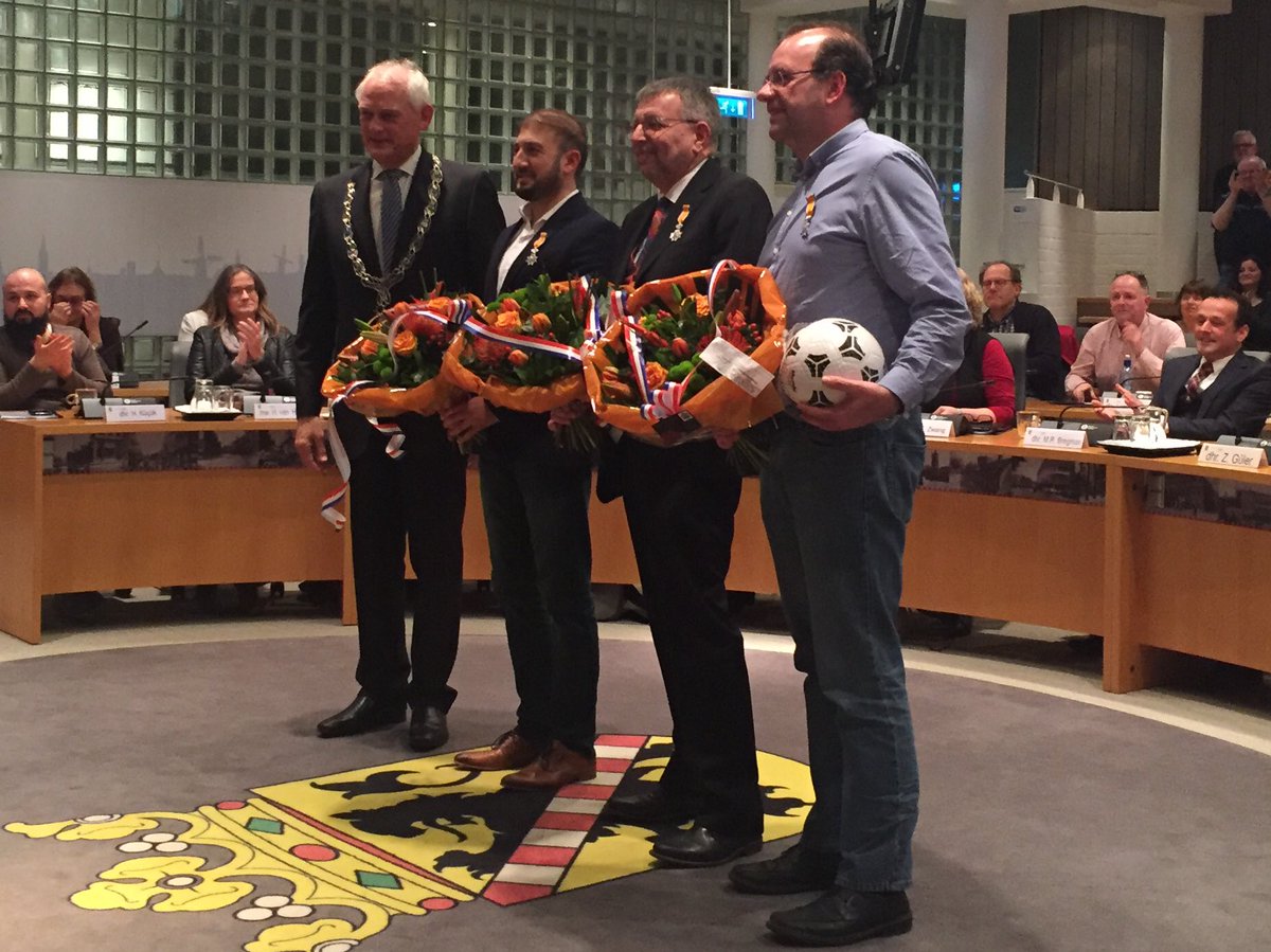 Vanavond ook <a href="/nihatulusoy/">Nihat Ulusoy</a> en @AdHekman benoemd tot lid in de Orde van Oranje-Nassau. #inzet #waardering #BEDANKT <a href="/CDASchiedam/">CDA Schiedam</a>