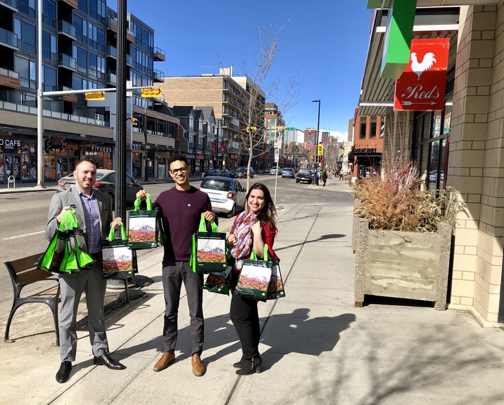 More sunshine at #TDKensingtonYYC means more lobby leadership on the sidewalk! Come say hi and pick up some TD goodies! #ReadyForYou @RussAnderson_TD