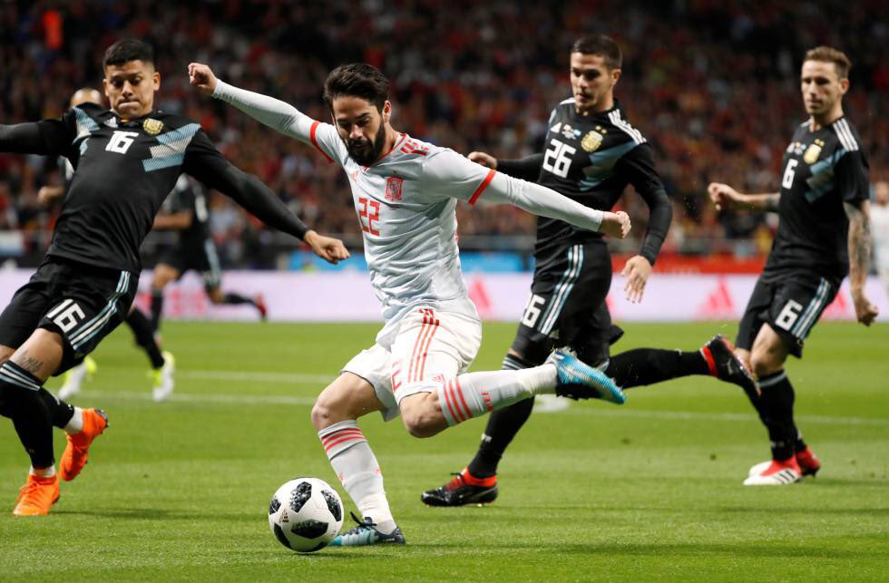 Albert_Rivera's tweet photo. Gran victoria de nuestra @SeFutbol:  6-1 frente a la Argentina de Messi, subcampeona del mundo. Hay un gran equipo y buenas sensaciones para el #MundialRusia2018. 
Vamos España⚽️💪🏼🇪🇸. https://t.co/IEXMGcMpjK