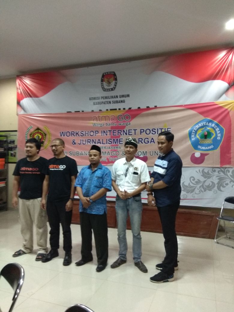 Agsos_subang's tweet photo. [27/03/2018] Workshop internet positif &amp; jurnalisme warga.
KPU Subang bersama PWI, ATMAGO dan FIKOM UNSUB.

#KPUDsubang
#pilkadabahagia 
#kpumelayani 
#NoHoax
#AntiGolput https://t.co/3vs73VColv
